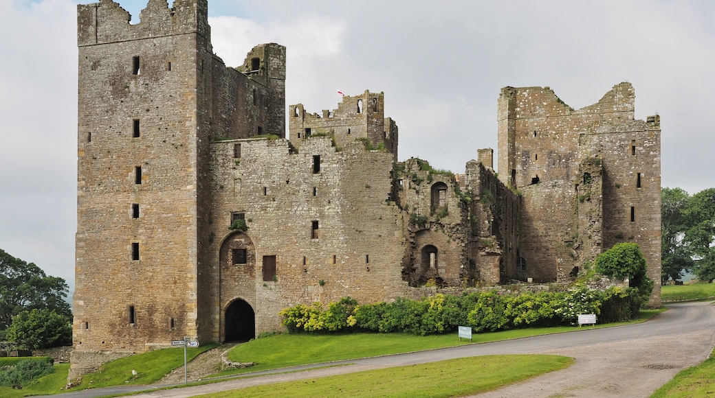 Photo "Bolton Castle" by Kreuzschnabel (CC BY-SA) / Cropped from original