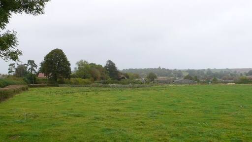 Foto “Fifehead Neville” tomada por Nigel Mykura (CC BY-SA); recorte de la original