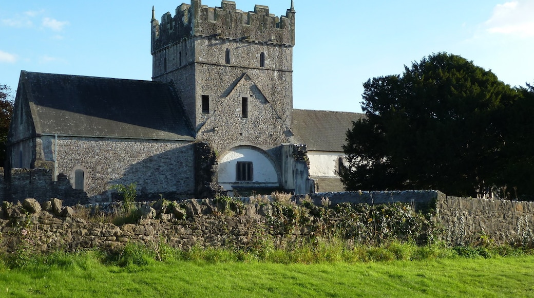 Photo "Ewenny Priory Church" by Ruth Sharville (CC BY-SA) / Cropped from original