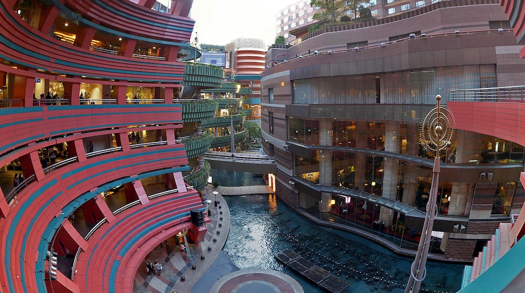 Photo "Canal City Hakata" by z tanuki (CC BY) / Cropped from original