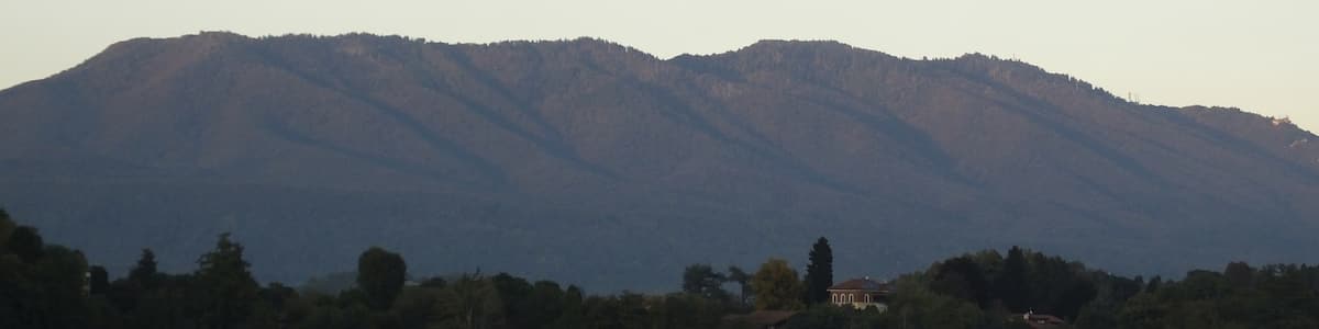 Photo "Jezioro Monate w Cadrezzate" by Panek (Creative Commons Attribution-Share Alike 4.0) / Cropped from original