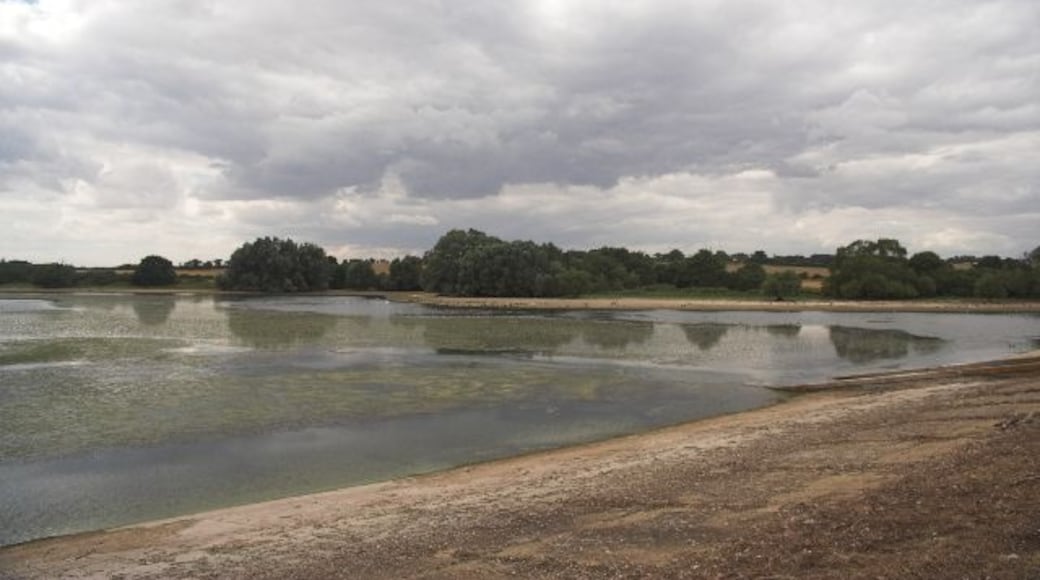 Foto "Abberton Reservoir" oleh Matthew Barker (CC BY-SA) / Dipotong dari foto asli