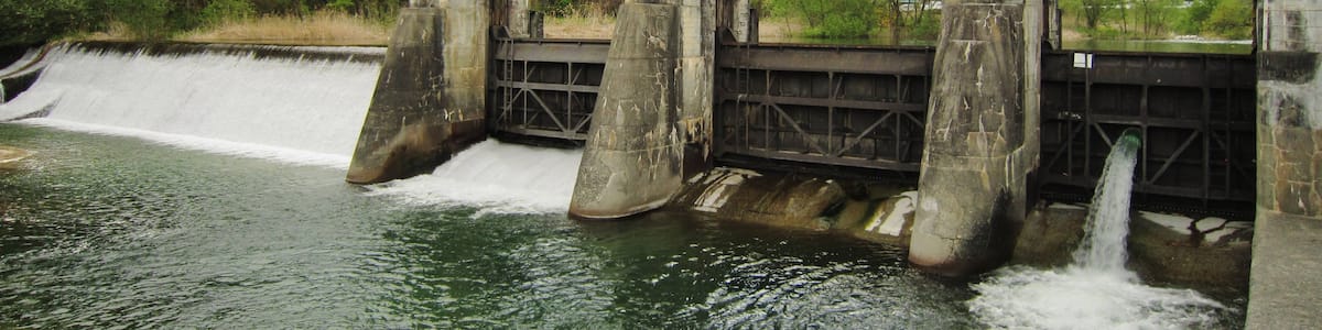 Photo "Miho power station weir." by Qurren (Creative Commons Attribution-Share Alike 3.0) / Cropped from original