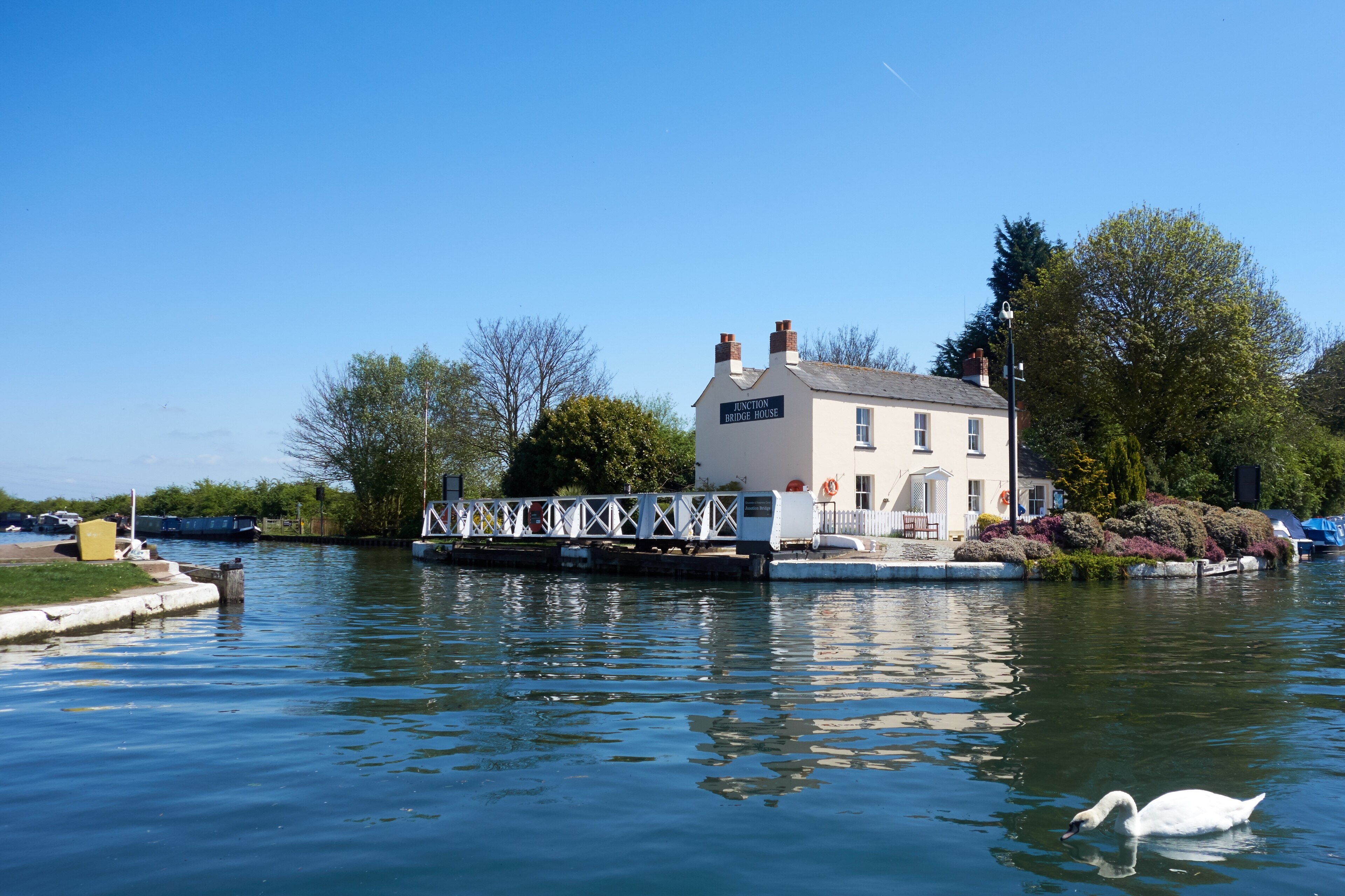 Kuva ”Fretherne with Saul” käyttäjältä Celuici (page does not exist) (CC BY-SA) / rajattu alkuperäisestä kuvasta