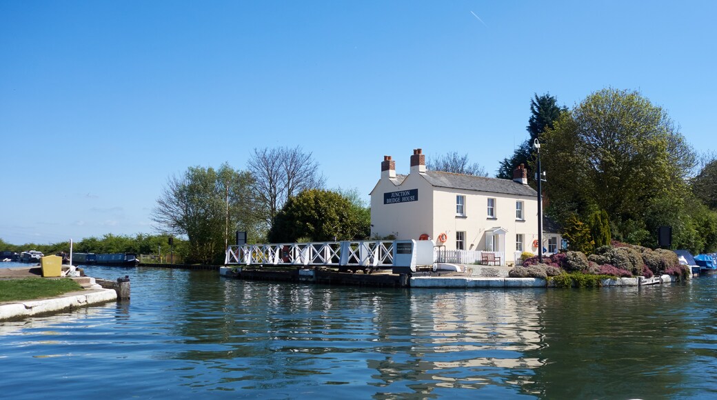 Kuva ”Fretherne with Saul” käyttäjältä Celuici (page does not exist) (CC BY-SA) / rajattu alkuperäisestä kuvasta