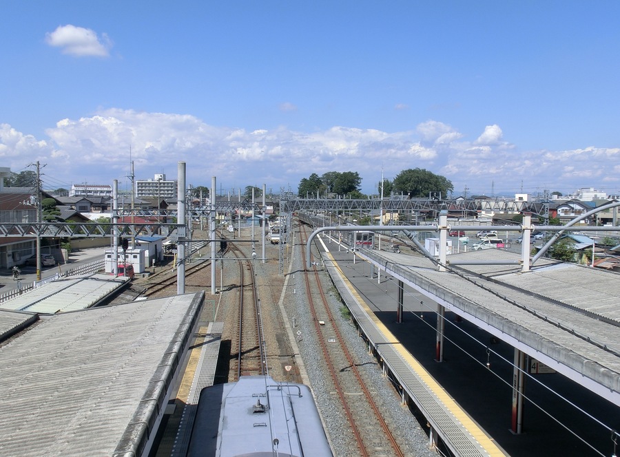 An overview of the platforms at Hanyu Station in Saitama Prefecture, Japan, looking north, with the Chichibu Railway platforms on the left and the Tobu platforms on the right