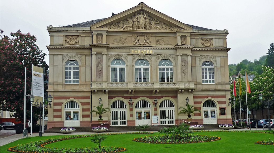 « Théâtre Baden-Baden», photo de SchiDD (CC BY-SA) / rognée de l’originale