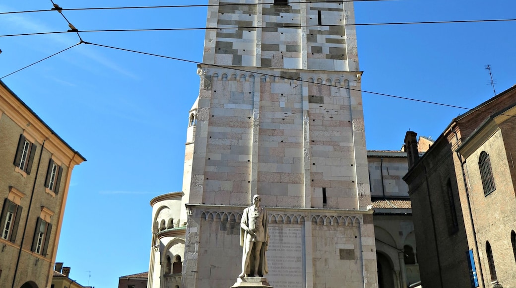 Foto "Torre della Ghirlandina" de Mongolo1984 (CC BY-SA) / Recortada do original
