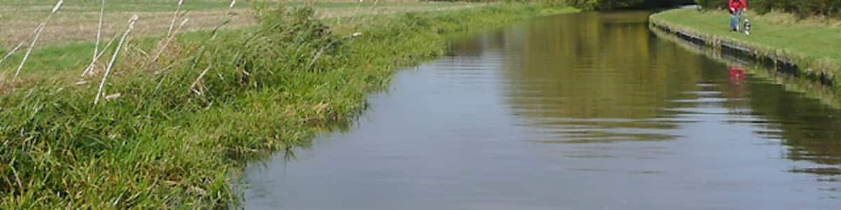 Photo "Trent and Mersey Canal near Shardlow, Derbyshire The canal was built between the years 1766 and 1777, initially engineered by James Brindley. Here it was completed by 1770 and follows the flat bottomed Trent Valley towards Shardlow, and Derwent Mouth where the canal ends." by Roger Kidd (Creative Commons Attribution-Share Alike 2.0) / Cropped from original