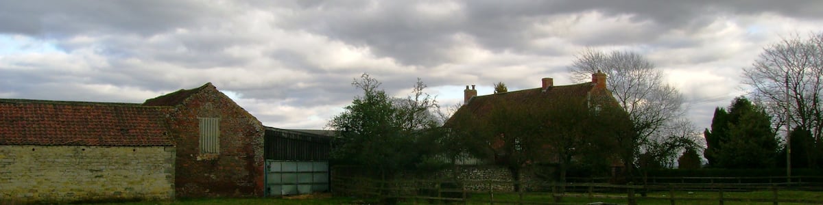 Photo "Low Riseborough Farm" by martin dawes (Creative Commons Attribution-Share Alike 2.0) / Cropped from original