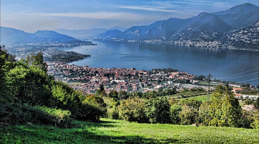 Photo "Iseo" by Helle Krog (CC BY) / Cropped from original