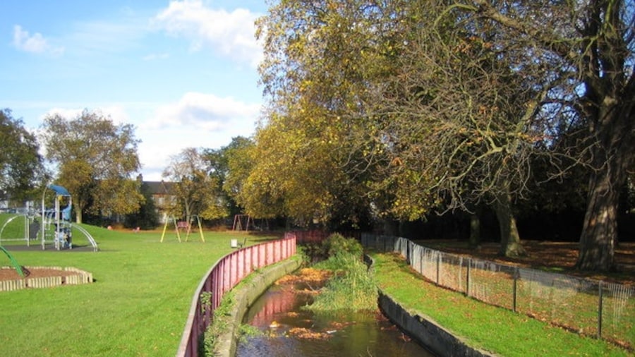 Photo "Seven Kings: Westwood Recreation Ground The watercourse in the recreation ground is Seven Kings Water, which enters a culvert in the park, and only re-emerging in 601747." by Nigel Cox (Creative Commons Attribution-Share Alike 2.0) / Cropped from original