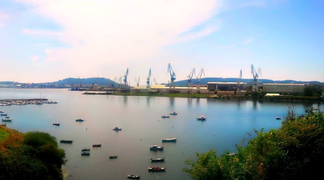 « Port de Ferrol», photo de carrodeguas (CC BY-SA) / rognée de l’originale
