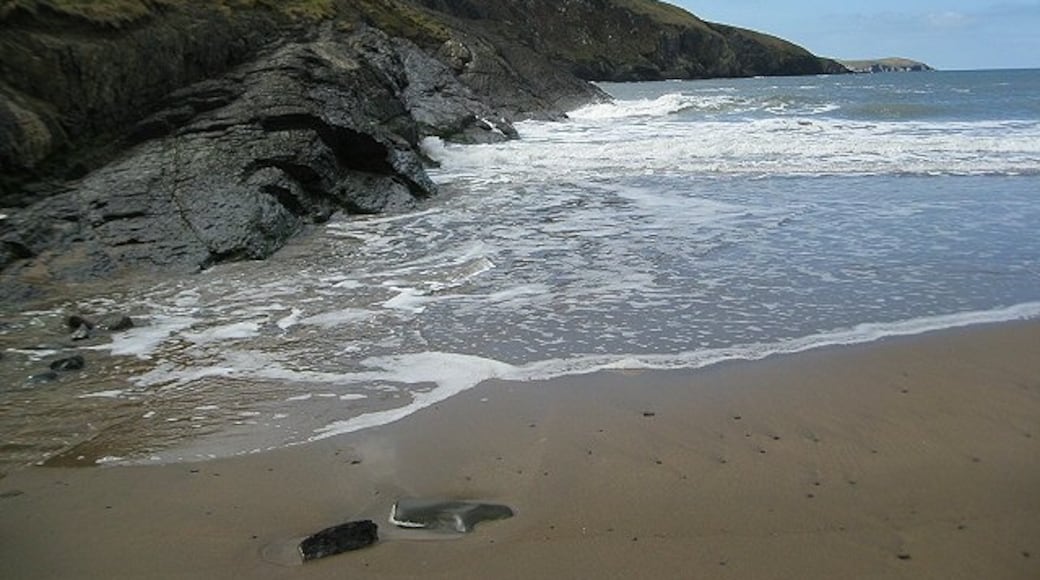 Foto „Strand von Mwnt“ von Alison Rawson (CC BY-SA)/zugeschnittenes Original