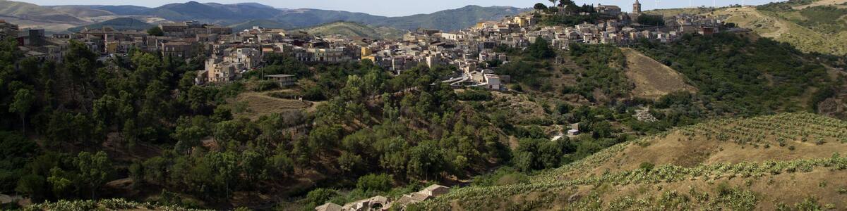 Photo "Vizzini, Catania, Sicily, Italy" by trolvag (Creative Commons Attribution-Share Alike 3.0) / Cropped from original