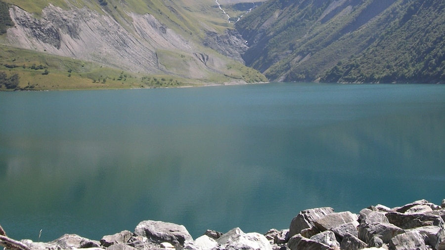 Photo "Lac de Grand Maison" by pyraniton (Creative Commons Attribution 3.0) / Cropped from original