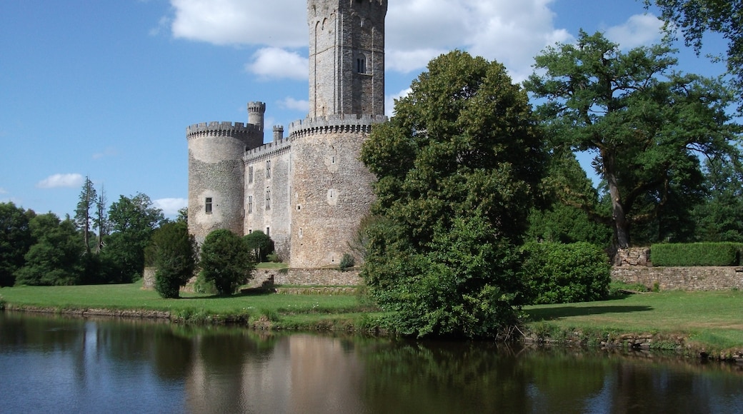 Billede "Chateau de Montbrun" af Rslr22 (page does not exist) (CC BY-SA) / beskåret fra det originale billede