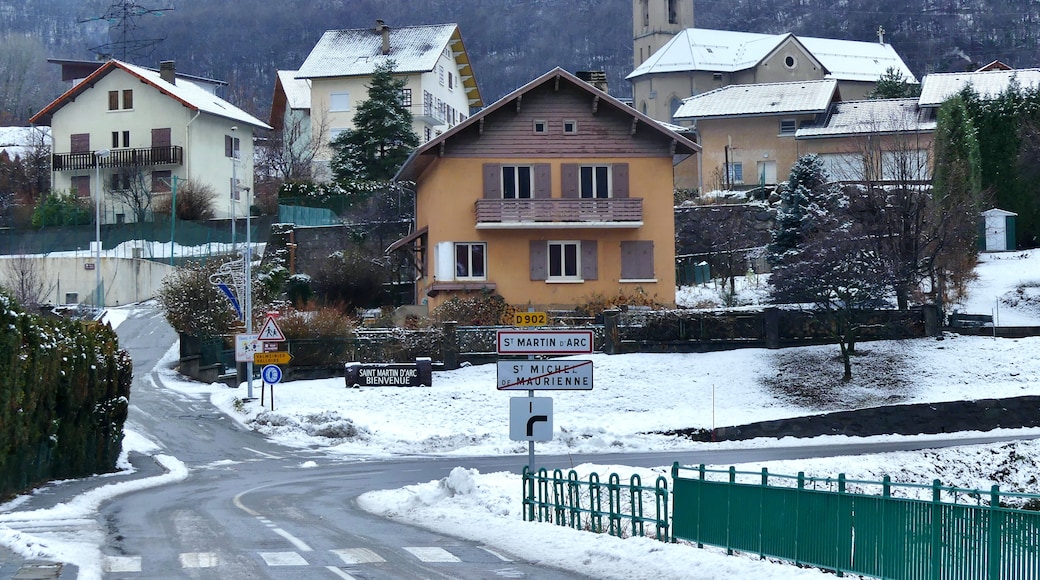 Photo "Saint-Michel-de-Maurienne" by Florian Pépellin (CC BY-SA) / Cropped from original