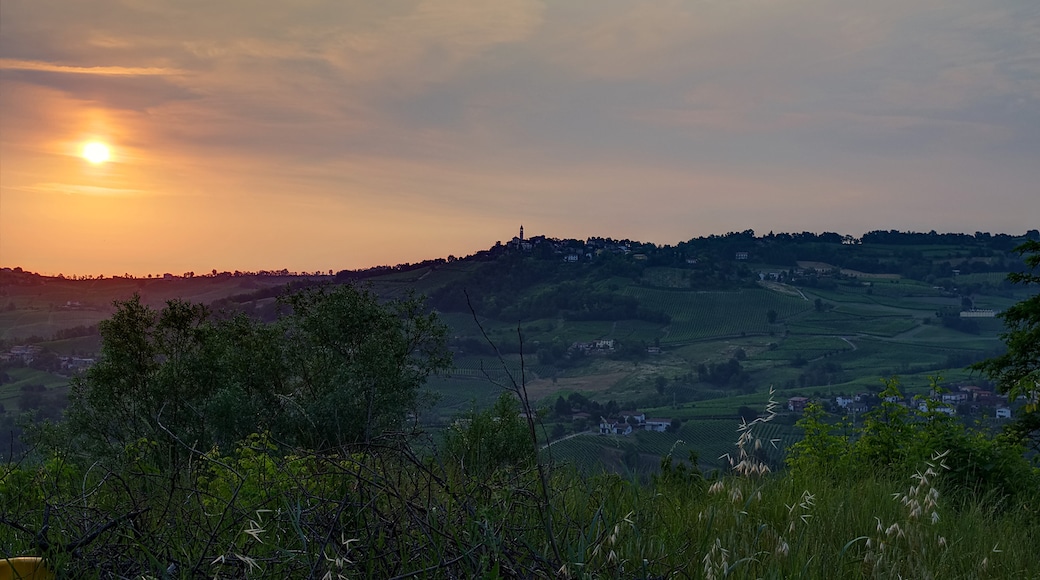 « Montecalvo Versiggia », photo par Terensky (CC BY)/rognée de l’originale
