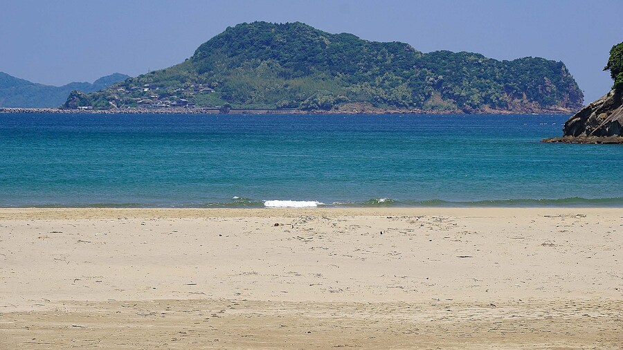 Photo "Tsukishima Island, Kushima, Miyazaki Pref., Japan. / 宮崎県串間市の築島" by z tanuki (Creative Commons Attribution 3.0) / Cropped from original