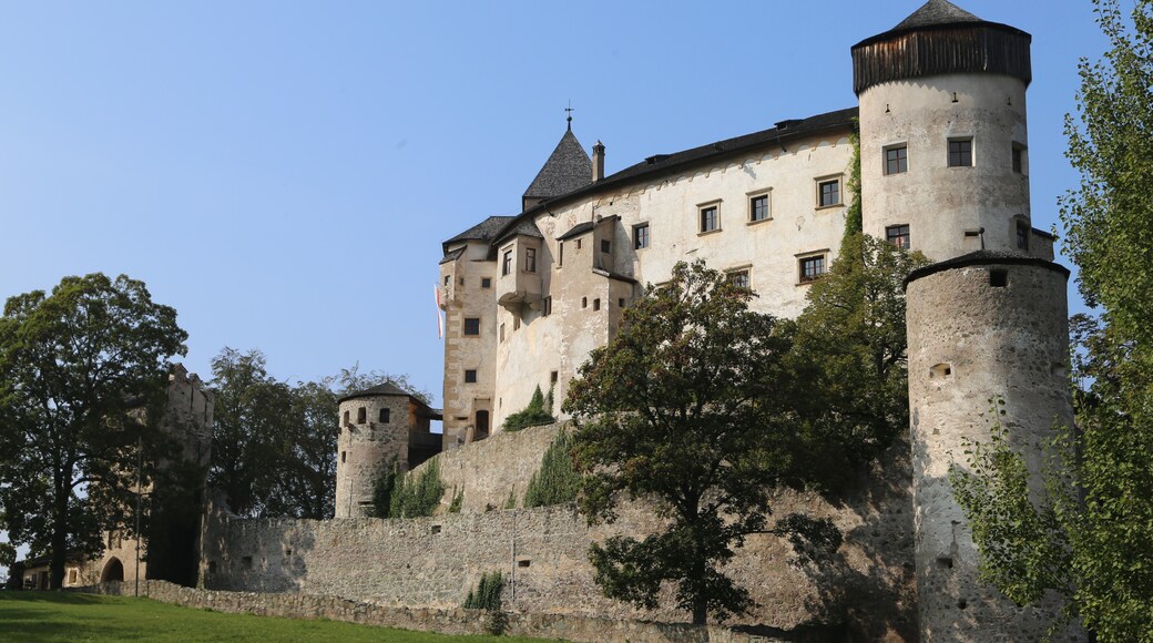 Foto "Castelo de Prösels" de Rufus46 (CC BY-SA) / Recortada do original