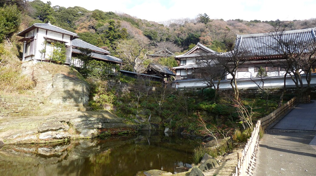 写真「円覚寺」 投稿者 AwOiSoAk KaOsIoWa 様 (CC BY-SA) / 元の写真からトリミング