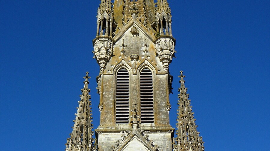 Photo "Façade occidentale de l'église Saint-Martin de Balazé (35)." by GO69 (Creative Commons Attribution-Share Alike 3.0) / Cropped from original