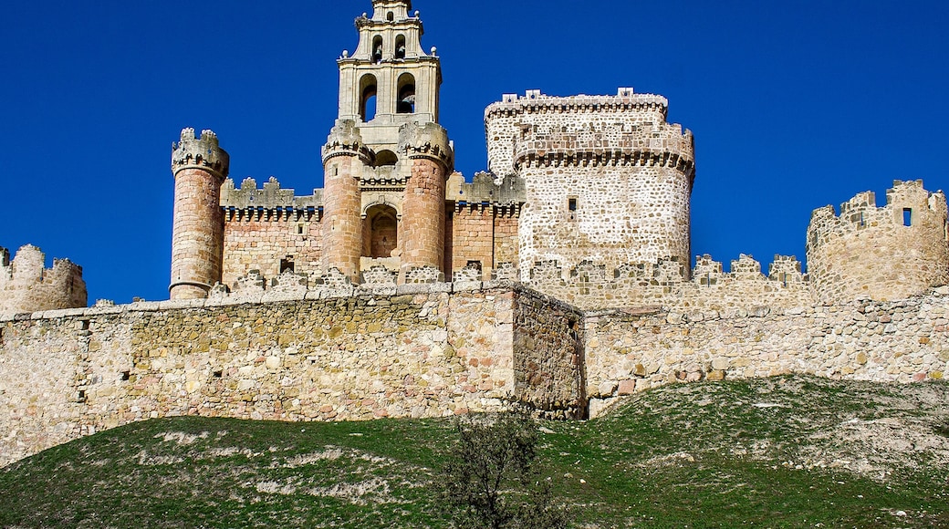 Foto "Kastil Turegano" oleh Michael Jean (CC BY-SA) / Dipotong dari foto asli