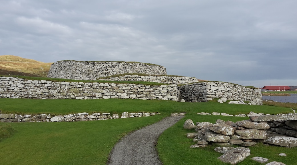 Photo "Clickimin Broch" by DougRM (page does not exist) (CC BY-SA) / Cropped from original