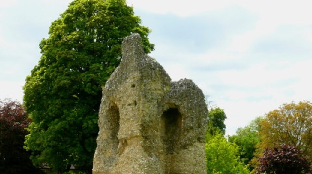 Photo "Ludgershall" by Chris Talbot (CC BY-SA) / Cropped from original