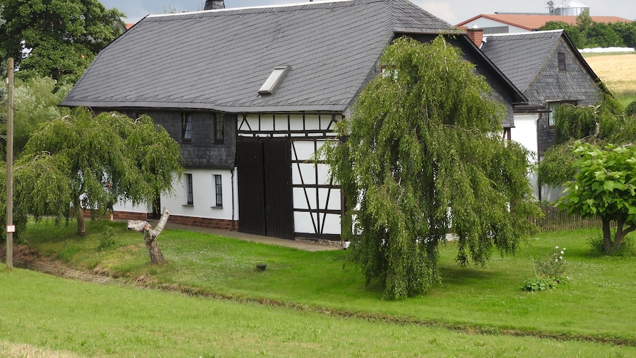 Photo "Fachwerkhaus in Gottesgrün, Thüringen" by undefined (Creative Commons Zero, Public Domain Dedication) / Cropped from original