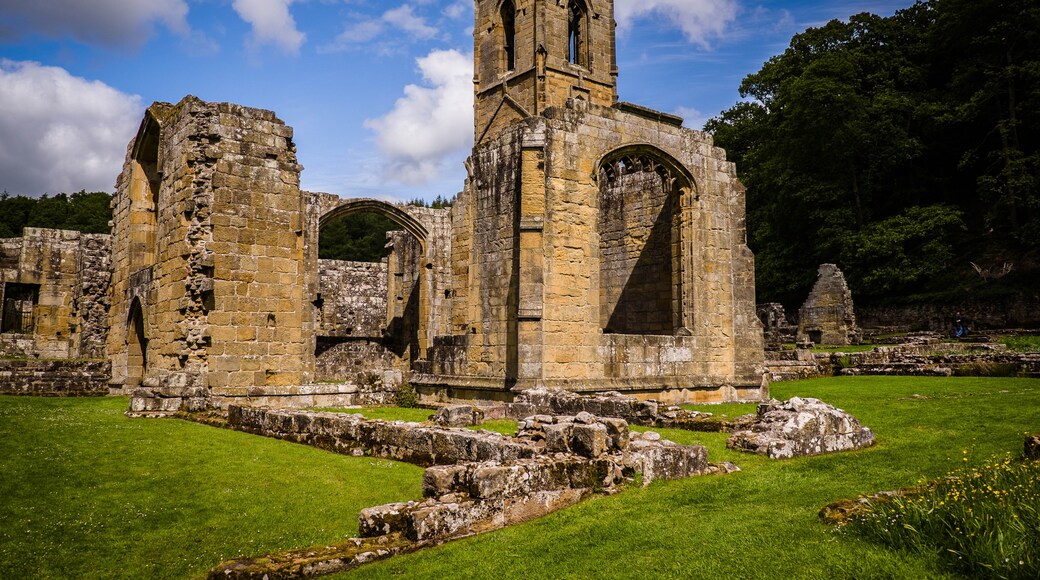 Photo "Mount Grace Priory" by Frglrx (page does not exist) (CC BY-SA) / Cropped from original