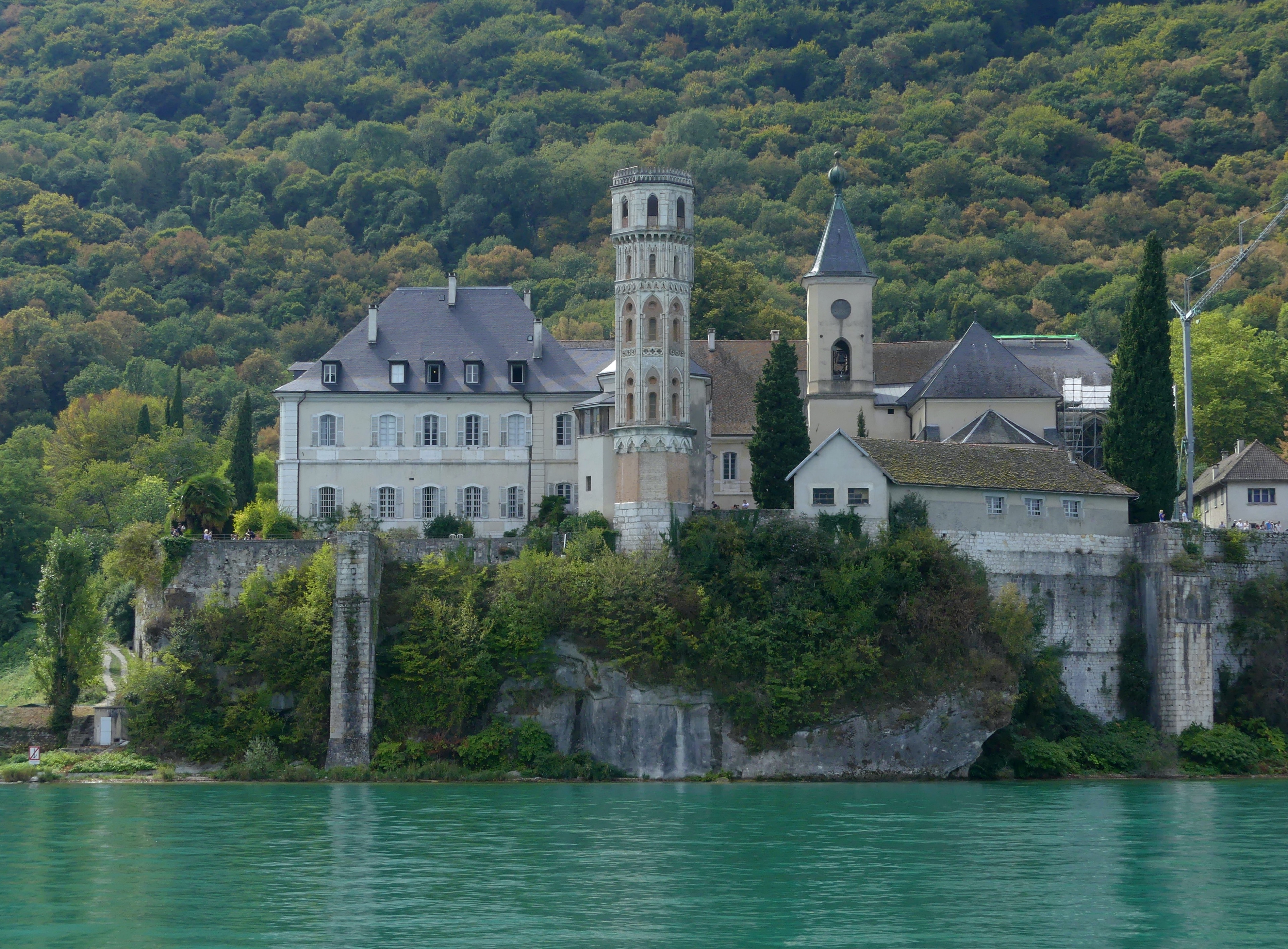 Foto “Saint-Pierre-de-Curtille” oleh Florian Pépellin (CC BY-SA) / Dipangkas daripada yang asal