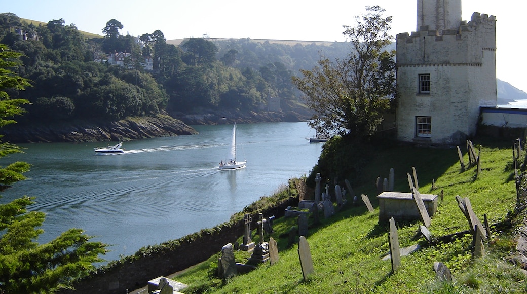 Photo "Dartmouth Castle" by BarnabyKirsen (CC BY) / Cropped from original