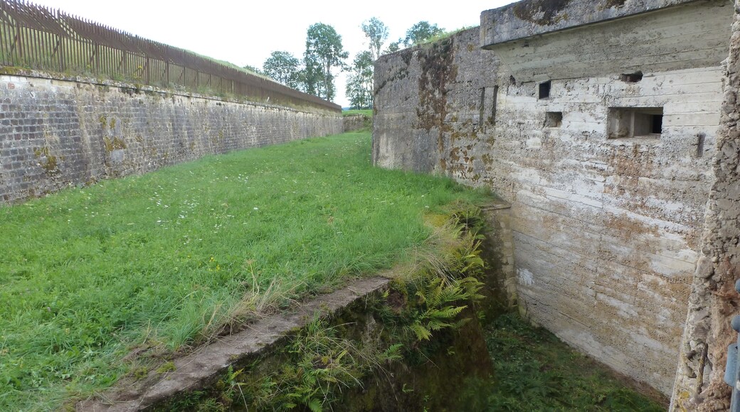 Foto „Fort d'Uxegney“ von Paralacre (CC BY-SA)/zugeschnittenes Original