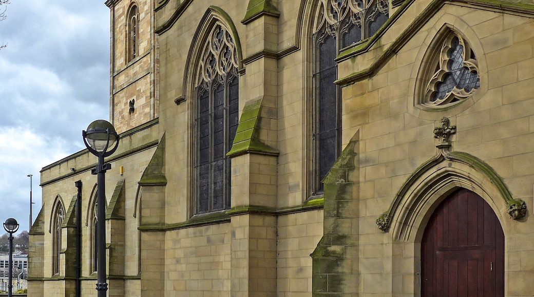 Photo "Dewsbury Minster" by Tim Green (CC BY) / Cropped from original