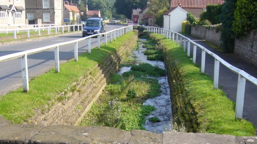 Photo "Linby "Docks" One of the two streams that run parallel to the Main Street in Linby." by Tony Bacon (Creative Commons Attribution-Share Alike 2.0) / Cropped from original