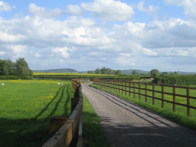 Photo "Stone with Bishopstone and Hartwell" by Andy Gryce (CC BY-SA) / Cropped from original