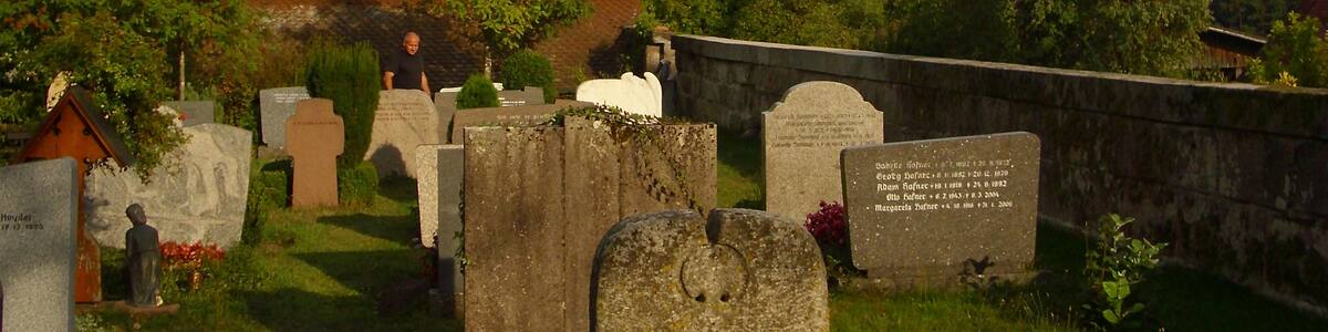 Photo "Georgskirche Kammerstein Kirchenweg 23" by Aarp65 (Creative Commons Attribution-Share Alike 3.0) / Cropped from original