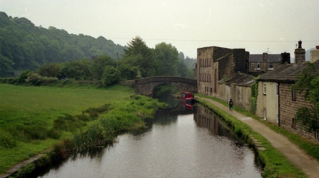 Photo "Mytholmroyd" by Dr Neil Clifton (CC BY-SA) / Cropped from original
