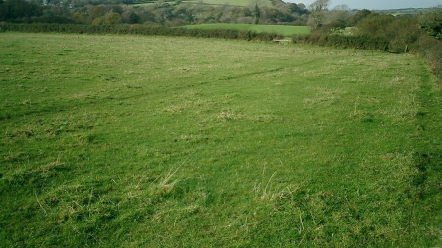 Photo "View towards Ryers Down Not many features in this square worthy of photographing, generally a rural farming area." by Tony Dobbs (Creative Commons Attribution-Share Alike 2.0) / Cropped from original