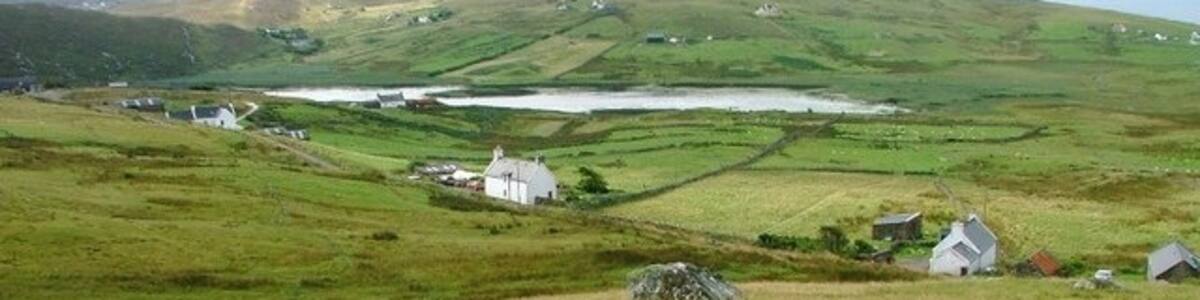 Photo "Clashmore. A small hamlet overlooking Loch na Claise. The township was established in the 1870s by the Sutherland Estate as a model village when much emphasis was had into 'improving' barren land. This only lasted ten years or so when the crofters rebelled against the landlords and many cottages were burned." by Mick Garratt (Creative Commons Attribution-Share Alike 2.0) / Cropped from original