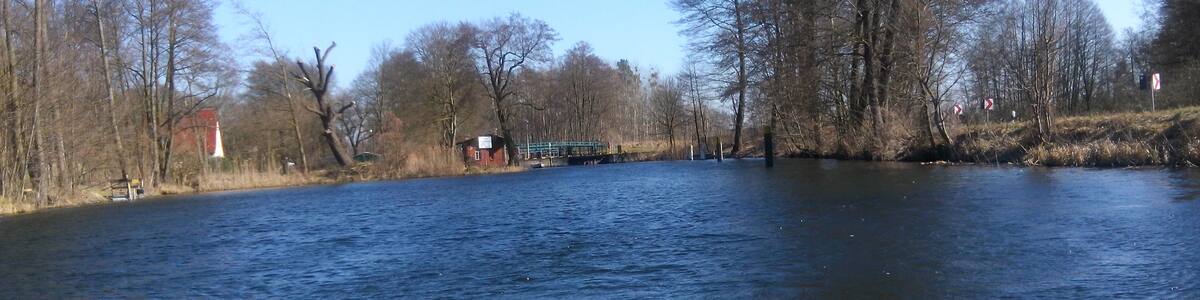 Photo "Finowkanal - in Richtung Schleuse Ruhlsdorf" by © CANONIER (Creative Commons Attribution-Share Alike 3.0) / Cropped from original