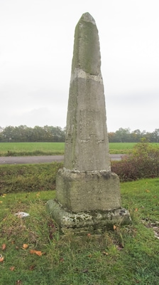 Preußischer Ganzmeilenobelisk (0284) bei Niedergörne, an der K 1070 gegenüber der Einfahrt zur Delipapier GmbH