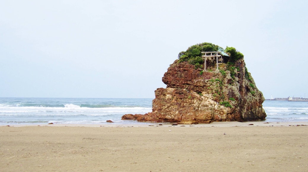 Photo "Inasa Beach" by Qurren (CC BY-SA) / Cropped from original