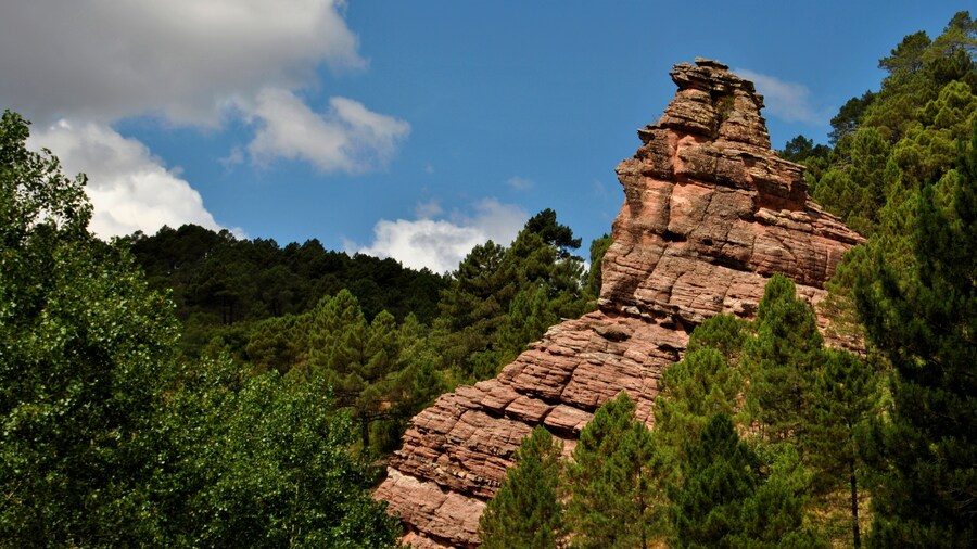 Photo "Rock formations - Near Cañete - Cuenca province" by diego_cue (Creative Commons Attribution-Share Alike 3.0) / Cropped from original