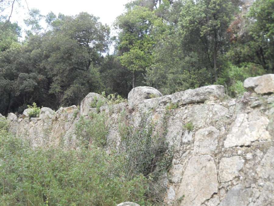 Guarda-rodes de l'antiga via romana de Parpers, coneguda com Via Sèrgia, que anava des d'Iluro (Mataró) fins Ausa (Vic).