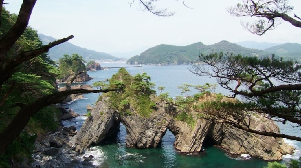 Foto "Goishi Coast" de Mamusi Taka (CC BY-SA) / Recortada do original