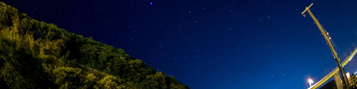 Photo "朝里ダムの星空" by kazppi77 (Creative Commons Attribution 3.0) / Cropped from original