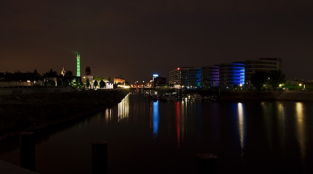 Photo "Duisburg Mitte" by Bjoern h (page does not exist) (CC BY) / Cropped from original